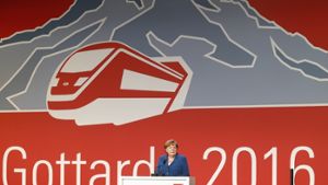 Auch Bundeskanzlerin Angela Merkel (CDU) ist bei der Eröffnung des Gotthard-Tunnels dabei. Foto: AFP