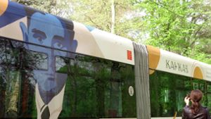 In Prag erinnert diese neugestaltete Straßenbahn an den deutschsprachigen Schriftsteller Franz Kafka. Foto: Michael Heitmann/dpa