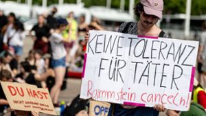 „Rammstein canceln“ fordert dieser Mann. Foto: dpa/Fabian Sommer