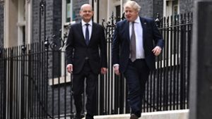 Bundeskanzler Olaf Scholz bei seinem Besuch in London, neben ihm der britische Premier Boris Johnson Foto: AFP/BEN STANSALL