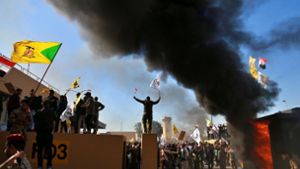 Demonstranten haben auf dem Gelände der US-Botschaft in Bagdad ein Feuer gelegt. Foto: dpa/Khalid Mohammed