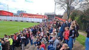 Riesiges Interesse: die VfB-Fans am Mittwoch Foto: red/red