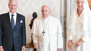 Papst Franziskus mit dem belgischen Königspaar Philippe und Mathilde. Als Katholikin trägt die Königin ein weißes Kleid und einen weißen Schleier. Foto: imago/ABACAPRESS