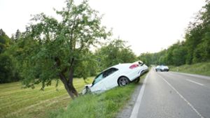 Nachdem er einen entgegenkommenden Audi gestreift hat, prallt der 32-jährige Mercedesfahrer gegen einen Baum. Foto: SDMG/SDMG/Dettenmeyer