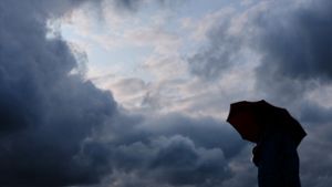 Der Deutsche Wetterdienst  erwartet verbreitete Unwetter durch schwere Gewitter und starke Regenfälle im ganzen Land. Foto: dpa/Martin Gerten