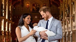 Meghan und Harry im Mai 2019 mit ihrem neugeborenen Sohn Archie. Foto: AFP/Dominic Lipinski