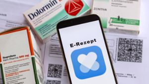 Arzneimittel auf Arzt-Rezept können  per E-Rezept mittels gleichnamiger Handy-App in der Apotheke gekauft werden. Foto: IMAGO/MiS/IMAGO/Bernd Feil/M.i.S.