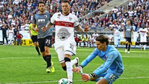 Wieder nichts mit einem Tor: dem VfB-Stürmer Daniel Ginczek springt der Ball zu weit vom Fuß und der Augsburger Torhüter Marwin Hitz packt zu. Foto: Baumann