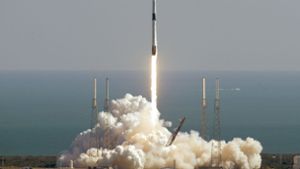 Die Falcon-9-Rakete beim Start. Sie ist unter anderem mit genmanipulierten Mäusen beladen. Foto: dpa/John Raoux
