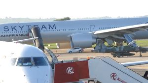 Die Air-France-Maschine (Hintergrund) war auf dem Flughafen in Mombasa gelandet. Foto: AP