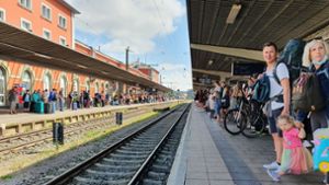 Kommt der Zug? 9-Euro-Fahrgäste in Singen warten auf die Weiterfahrt an den Bodensee. Foto: red/Wein