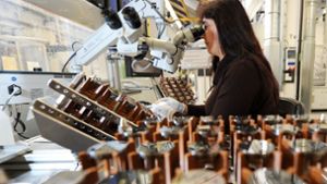 Eine Mitarbeiterin von Bosch prüft im Werk Feuerbach Dichtscheiben für Magnetventile, die  in der Dieseltechnologie eingesetzt werden. Foto: picture alliance/dpa/Bernd Weissbrod