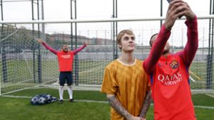 Quatsch machen mit dem Popstar: Justin Bieber (Mitte), posiert mit Neymar (rechts) und Rafinha Alcantara für ein Selfie während einer Trainingseinheit des FC Barcelona. Foto: dpa/FC Barcelona