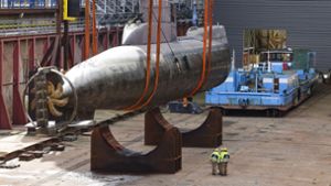 Das Unterseeboot U17 wird auf der Werft von Thyssen Krupp Marine Systems ins Trocken-Dock transportiert. Foto: dpa/Frank Molter