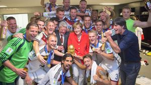 Gruppenbild mit Dame: Die Kanzlerin und der Bundespräsident nach dem Sieg der DFB-Elf in der Kabine. Foto: dpa
