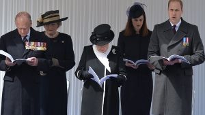 Gemeinsam mit seinen Großeltern Königin Elizabeth II (Mitte) und Prinz Philip (links) hat Prinz William an einer Veranstaltung zum Gedenken an die Schlacht von Gallipoli in der Türkei vor 100 Jahren teilteilgenommen. Foto: PRESS ASSOCIATION