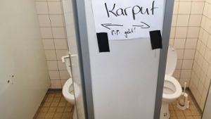 „Karput – PiPi geht“: Die falsche Rechtschreibung  an einer Toilettentür ausgerechnet an einer Schule ist genauso wenig vertrauenserweckend wie der sanitäre und hygienische Zustand dieses Schülerklos.  Foto: Imago/Blickwinkel