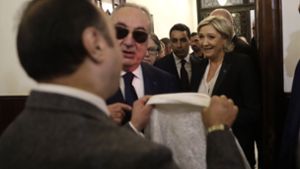 Marine Le Pen weigert sich, bei einem Treffen mit dem Großmufti von Beirut ein Kopftuch zu tragen. Das Treffen wird abgesagt. Foto: AP