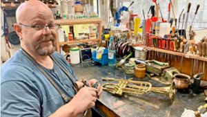 Von der Trompete bis zur Tuba: Uwe Teuke repariert in seiner Esslinger Werkstatt Metallblasinstrumente aller  Art. Foto: /Marion Brucker