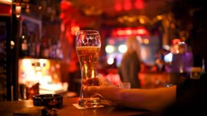 Das letzte Bier in Kneipen wird häufig zügig getrunken – Stuttgarter Wirte müssen seit der Weihnachtsfeiertage um 22.30 Uhr schließen. (Symbolbild) Foto: dpa/Britta Pedersen