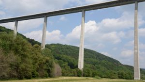 Die Kochertalbrücke bei Geislingen am Kocher in Baden-Württemberg ist mit einer maximalen Höhe von 185 Meter die höchste Brücke in Deutschland. Ihre 178 Meter hohen Brückenpfeiler waren die höchsten weltweit, bis sie 2004 vom Viaduc de Millau abgelöst wurden. Foto: Imago/Zoonar