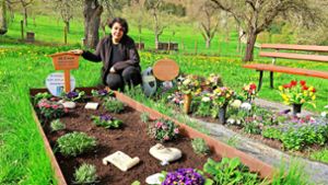 Meryem Üge-Evren trauert um ihren Ehemann Ali, der im August 2023 starb. Doch das Grab rechts davon sollte eigentlich leer sein. Dort hatte sie sich einen Platz neben ihrem Mann reserviert. Foto: Menzler