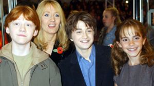 Die Schauspieler Rupert Grint (vorn, v. l. n. r.), Daniel Radcliffe und Emma Watson und die Autorin J. K. Rowling bei der Weltpremiere des ersten Harry-Potter-Films „Harry Potter und der Stein der Weisen“ im Odeon Leicester Square. Foto: dpa/William Conran