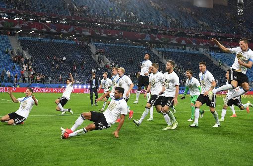 Ausgelassene Freude: die deutschen Spieler bejubeln ihren Erfolg beim Confed-Cup. Foto: AFP