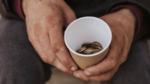 Ein 39-Jähriger stahl einem Obdachlosen einen Becher mit Münzen (Symbolfoto). Foto: IMAGO/imageBROKER/Oleksandr Latkun