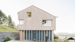 Benedikt Bosch und Katja Knaus aus Stuttgart haben das preisgekrönte Einfamilienhaus im Allgäu entworfen. Foto: Brigida Gonzalez/cf Brigida Gonzalez