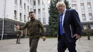 Der britische Premier Boris Johnson (rechts) besucht am Samstag den ukrainischen Präsidenten Wolodymir Selenskyj in Kiew. Foto: dpa/Tolga Akmen