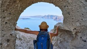 Schroffe Felsen, blaues Meer: Die  malerische Kykladeninsel Santorin  ist bei Touristen seit Jahrzehnten beliebt. Foto: imago/Peter Schatz