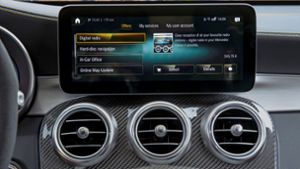 Welches Auto darf es sein? Immer mehr Funktionen – wie hier im Bild ein Internetradio für 265,75 Euro – lassen sich nachrüsten. Foto: dpa/Mercedes-Benz
