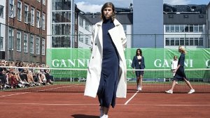 Das dänische Modelabel Ganni ließ sich für seine Show auf der Copenhagen Fashion Week etwas ganz Besonderes einfallen: Der Tennisplatz wurde kurzerhand zum Laufsteg umfunktioniert. Foto: dpa