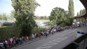 Dienstagvormittags in Bad Cannstatt: Schlange stehen vor dem VfB-Trainingsgelände. Mehr in unserer Bildergalerie. Foto: Baumann