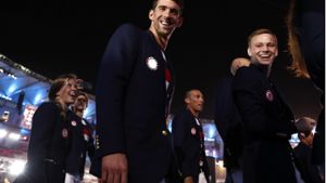 Strahlender Ausnahme-Athlet: Michael Phelps (Mitte) bei der Eröffnungsfeier in RioEin Ausnahmeathlet: Michael Phelps hat bereits 18 Mal olympisches Gold gewonnen. In Rio sollen weitere Erfolge hinzugekommen.Michael Phelps hat sich in seinen Sport neu verliebt. Foto: AFP