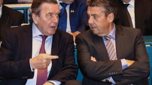 Gerhard Schröder und Sigmar Gabriel haben sich über den Ukraine-Krieg ausgetauscht. Foto: imago/localpic/Rainer_Droese