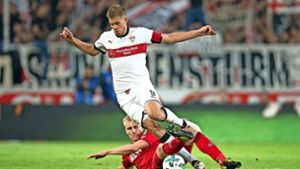 Der VfB-Stürmer Simon Terodde (vorne) will sich nicht ausbremsen lassen und hofft auf ein Erfolgserlebnis am Freitag in Hannover. Foto: dpa