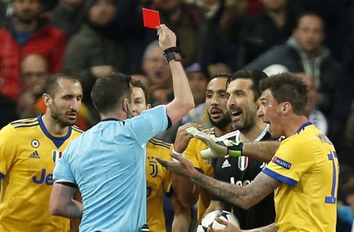 Gianluigi Buffon sah nach seinem Wutausbruch die Ampelkarte. Foto: AP