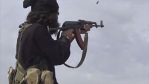 Ein IS-Kämpfer feuert seine Waffe ab. Foto: dpa/Uncredited