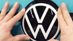 Das Image von VW ist ramponiert, der Vergleich im Dieselskandal mit den Kunden bessert ihn wieder etwas auf. Foto: AP/Jens Meyer