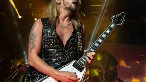 Judas Priest, hier Gitarrist Richie Faulkner 2019 in Kanada, haben es aus dem Stand auf Rang eins der Offiziellen Deutschen Albumcharts geschafft. Foto: James Jeffrey Taylor/Shutterstock.com