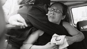 Protest in Chinas Hauptstadt Peking: Eine Unterstützerin des blinden Bürgerrechtlers Cheng Guangcheng wird von Polizisten festgesetzt. Der Grund: Sie hatte  vor einem Krankenhaus, in dem der Dissident nach seiner Flucht aus dem von der Regierung verordneten Hausarrest behandelt wurde, ein Plakat hochgehalten. Darauf war unter anderem zu lesen: Ich will essen, ich will leben. Foto: dpa