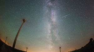 Zahlreiche Sternschnuppen könnten am Wochenende am Himmel zu beobachten sein. (Archivbild) Foto: dpa/Daniel Reinhardt