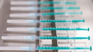 Fertig aufgezogene Spritzen mit dem Impfstoff von Biontech/Pfizer liegen im Impfzentrum Coburg (Bayern)  bereit. Foto: dpa/Nicolas Armer