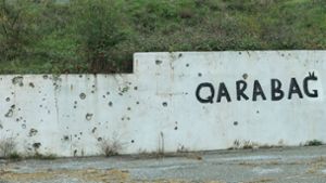 Spuren des Konflikts: Wand mit Einschusslöchern und dem Schriftzug Karabach. Foto: Aziz Karimov/AP/dpa