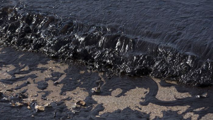 Tanker kentert vor Küste: Riesiger Ölteppich breitet sich aus