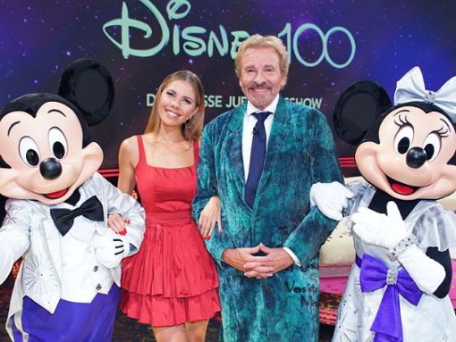 Thomas Gottschalk und Victoria Swarovski und die Ehrengäste Micky und Minnie Maus laden zum Gala-Abend Disney 100 - Die große Jubiläumsshow. Foto: RTL