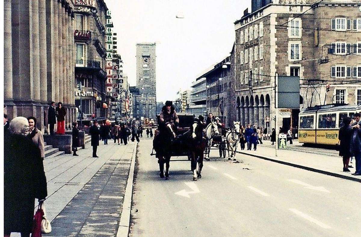 Am 25. November 1973 fährt eine Kutsche am autofreien Sonntag in Stuttgart.