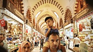 Große Augen, kleine Taschen: Die Konsumlust der Türken ist durch die Krise stark getrübt. Foto: AP